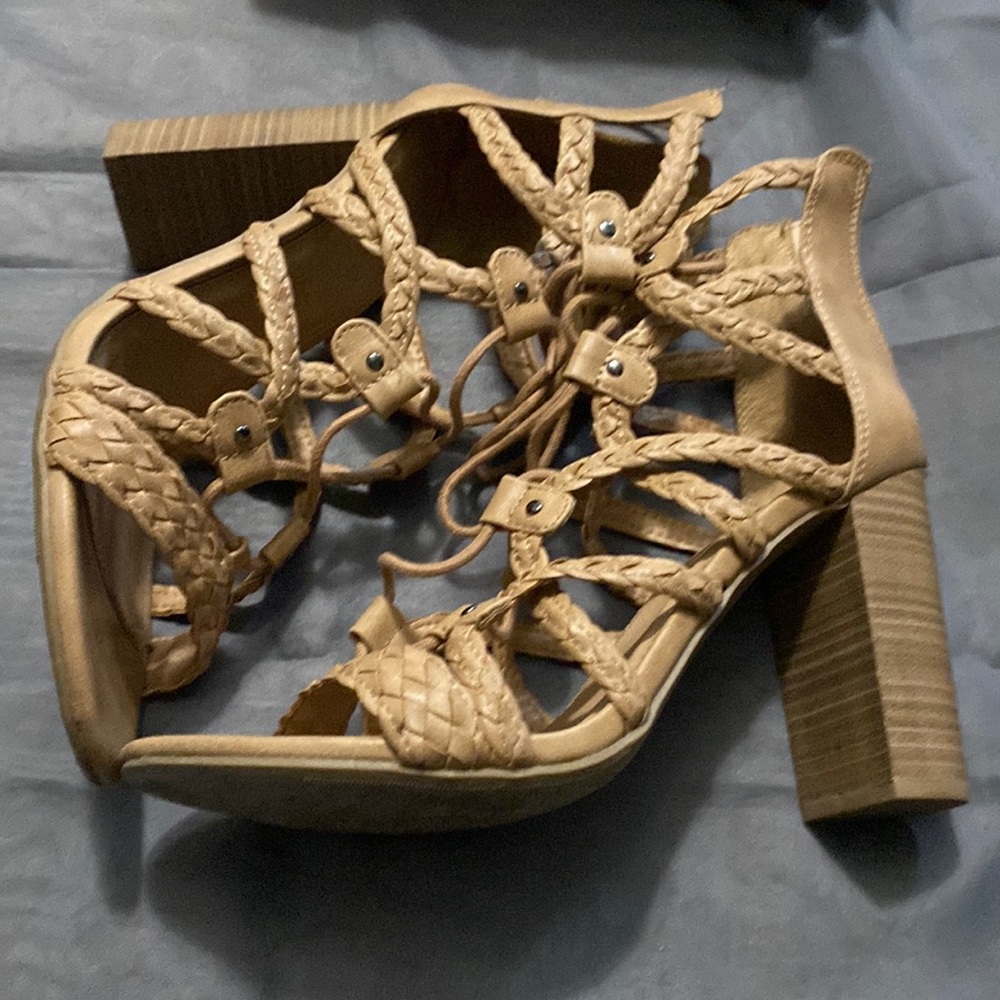 Cute lace up sandals with square heel 9.5